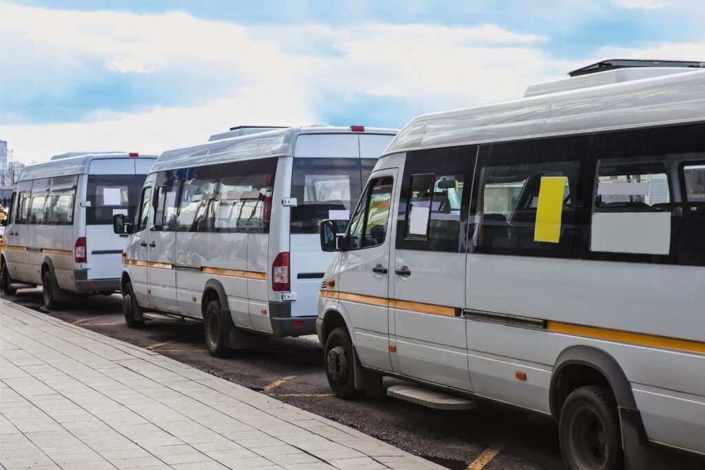 Shuttle buses going from San José to La Fortuna