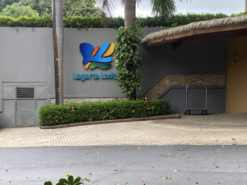 Main entrance of Lagarta Lodge in Nosara